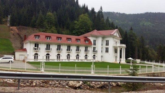 Veseli, Haradinaj dhe Limaj pranojnë ftesën e Kelmendit për “konak” në Rugovë