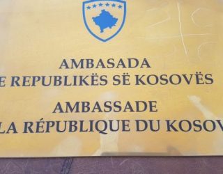 Grafite serbe në Ambasadën e Kosovës në Paris, MPJ dënon sulmin