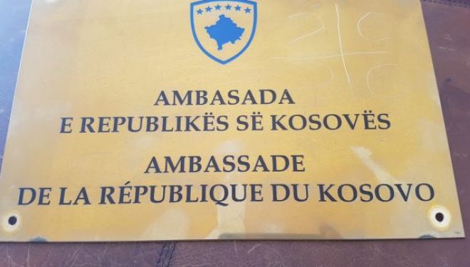 Grafite serbe në Ambasadën e Kosovës në Paris, MPJ dënon sulmin