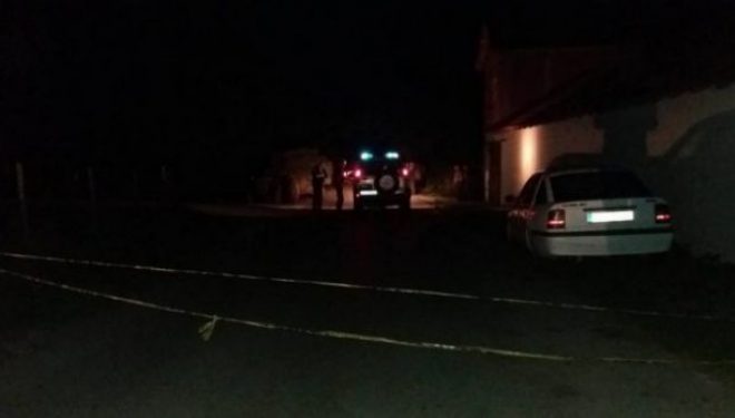 Vrasja e dyfishtë në Deçan, policia e gjen armën në vendin e krimit (Foto)