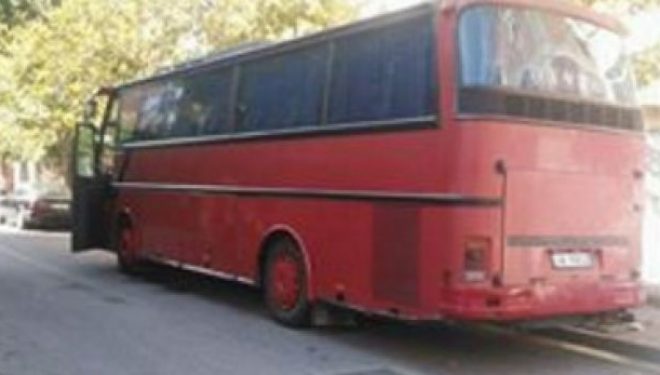 I vuri eksploziv autobuzit të funeralit dhe u largua me biçikletë, arrestohet 28 vjeçari