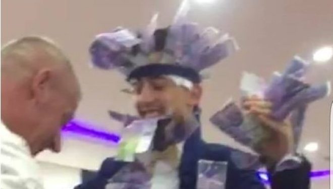 Në Ferizaj thyhet rekordi i një dasme, 53 mijë franga bakshish dhëndrit (Video)