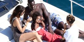 Balotelli, pushime me vajzën e vogël dhe dy brune misterioze (Fotot)