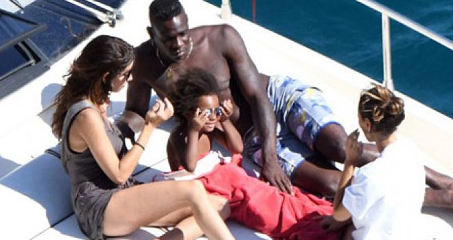 Balotelli, pushime me vajzën e vogël dhe dy brune misterioze (Fotot)