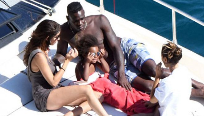 Balotelli, pushime me vajzën e vogël dhe dy brune misterioze (Fotot)