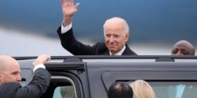Bidenit i vonohet aeroplani, Daçiq e pret në aeroport