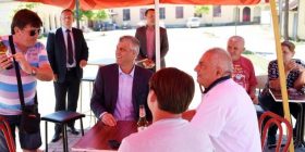 Thaçi i qeras serbët me Birra Peja, jep mesazh për bashkëjetesë, flamuri i Kosovës në sfond (Foto)