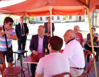 Thaçi i qeras serbët me Birra Peja, jep mesazh për bashkëjetesë, flamuri i Kosovës në sfond (Foto)