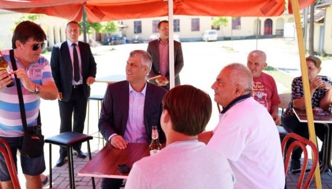 Thaçi i qeras serbët me Birra Peja, jep mesazh për bashkëjetesë, flamuri i Kosovës në sfond (Foto)