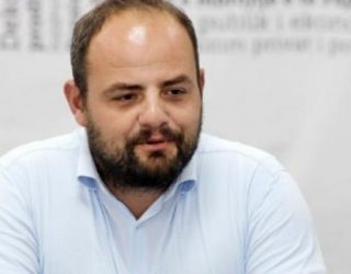 Zyrtari i Vetëvendosjes nga Shqipëria bën thirrje për rrënimin e Kishës në oborrin e UP’së