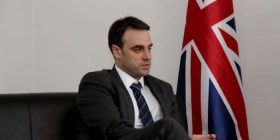Ambasada britanike: Do të sjellë në Kosovë kompani që përzgjedh anëtarët e bordeve të ndërmarrjeve publike