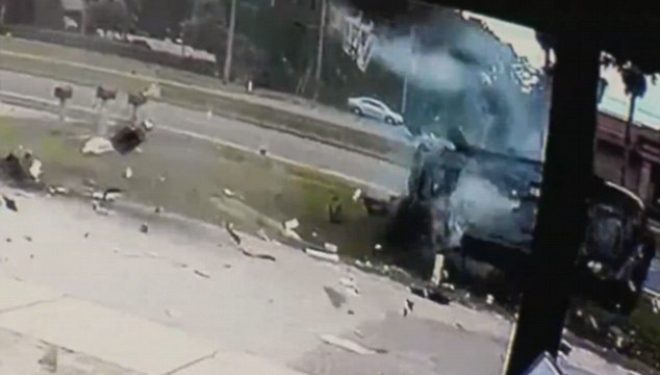 Nuk mund ta besoni se çfarë ndodhi me shoferin pas këtij aksidenti dramatik (Video)