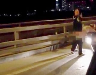 Çifti ndalon dhe bën seks në mes të autostradës (Foto-Video+18)