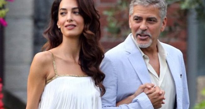 George Clooney rrezaton pranë gruas së tij (Foto)