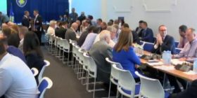 Eksperti i opozitës zbavit të pranishmit në debatin për demarkacion