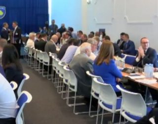 Eksperti i opozitës zbavit të pranishmit në debatin për demarkacion