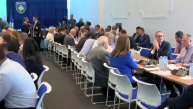 Eksperti i opozitës zbavit të pranishmit në debatin për demarkacion