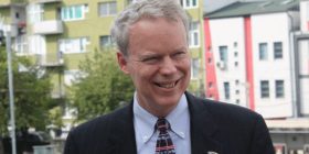 Ambasada amerikane: Gazi dhe bombat, pamja që po tregon Kosova para botës