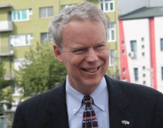 Ambasada amerikane: Gazi dhe bombat, pamja që po tregon Kosova para botës