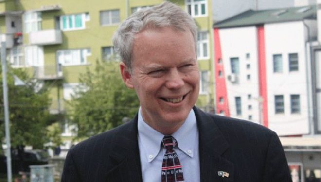 Ambasada amerikane: Gazi dhe bombat, pamja që po tregon Kosova para botës