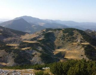 Deçanasit sot kolektivisht ia mësyjnë kufirit me Malin e Zi