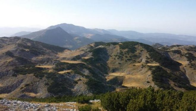 Deçanasit sot kolektivisht ia mësyjnë kufirit me Malin e Zi
