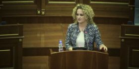 Çka po paralajmëron Donika Kadaj
