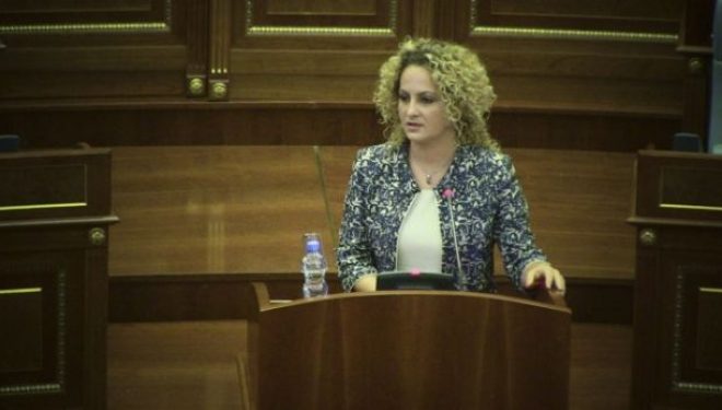 Çka po paralajmëron Donika Kadaj