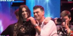 Shikoni si këndoi Dua Lipa me babanë (Video)