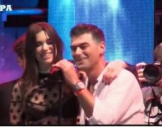 Shikoni si këndoi Dua Lipa me babanë (Video)