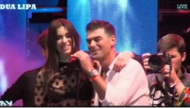 Shikoni si këndoi Dua Lipa me babanë (Video)