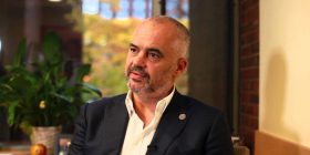 Edi Rama ia ‘trashëgon’ profesionin të birit (Foto)