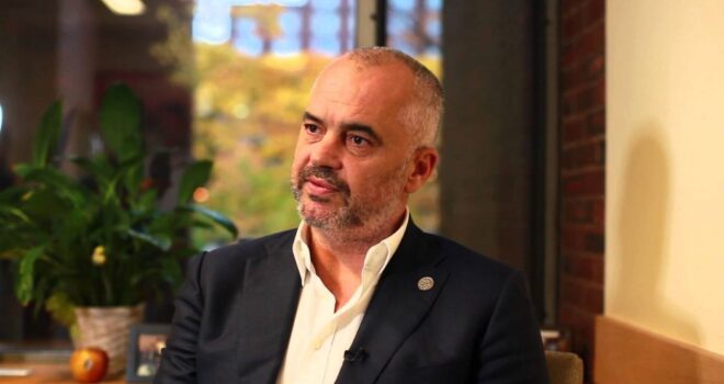 Edi Rama ia ‘trashëgon’ profesionin të birit (Foto)