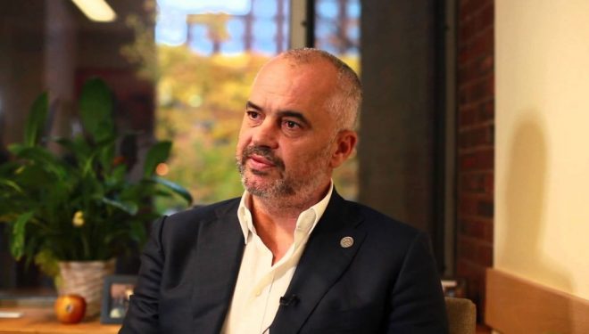 Edi Rama ia ‘trashëgon’ profesionin të birit (Foto)