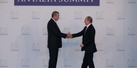 DW: Erdogan i bie në gjunjë Putinit