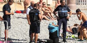 “Hiqe burkinin”, policia franceze detyron gruan myslimane të zhvishet