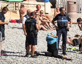 “Hiqe burkinin”, policia franceze detyron gruan myslimane të zhvishet