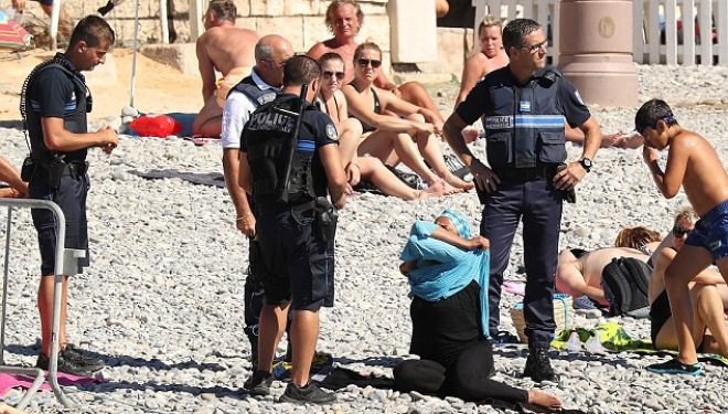 “Hiqe burkinin”, policia franceze detyron gruan myslimane të zhvishet
