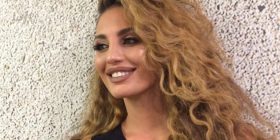 Genta, atraktive edhe gjatë vozitjes në veturë (Foto)