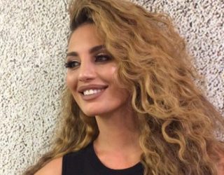 Genta, atraktive edhe gjatë vozitjes në veturë (Foto)