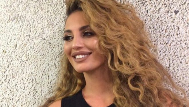 Genta, atraktive edhe gjatë vozitjes në veturë (Foto)