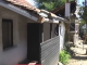 Jeta e mjerueshme në 24 metra katrorë, pranë minjve e gjarpinjve (Video)