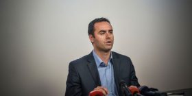 Glauk Konjufca hodhi gazin lotsjellës në mbledhjen e Kryesisë