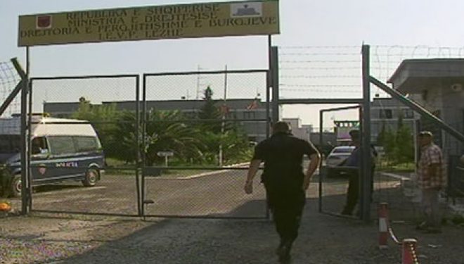 Flet babai i Flamur Sulës që u dogj në Shënkoll: Djali im u vra në burg!