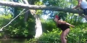 Tenton të kalojë lumin duke “treguar muskujt”, por e pëson (VIDEO)