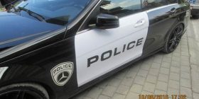 Mërgimtari vjen në Pejë me veturë “POLICE”, arrestohet nga policia (Foto)