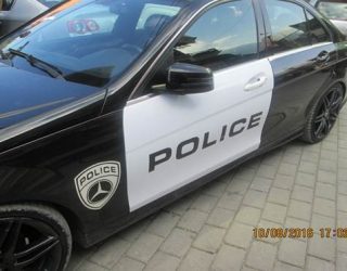 Mërgimtari vjen në Pejë me veturë “POLICE”, arrestohet nga policia (Foto)