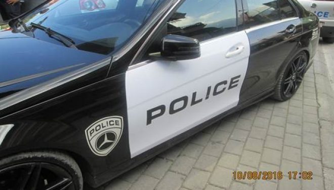 Mërgimtari vjen në Pejë me veturë “POLICE”, arrestohet nga policia (Foto)