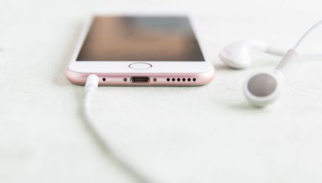 Ja pse Apple ka larguar portin e kufjeve në iPhone 7