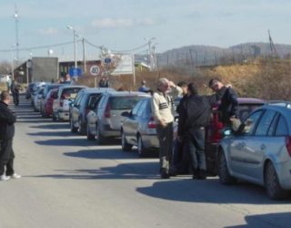 Kolona me kilometra në Merdarë